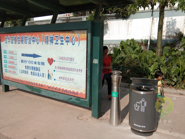 市政道路其他欧洲杯押注app公交站其他垃圾收集容器户外公交站摆放实景图