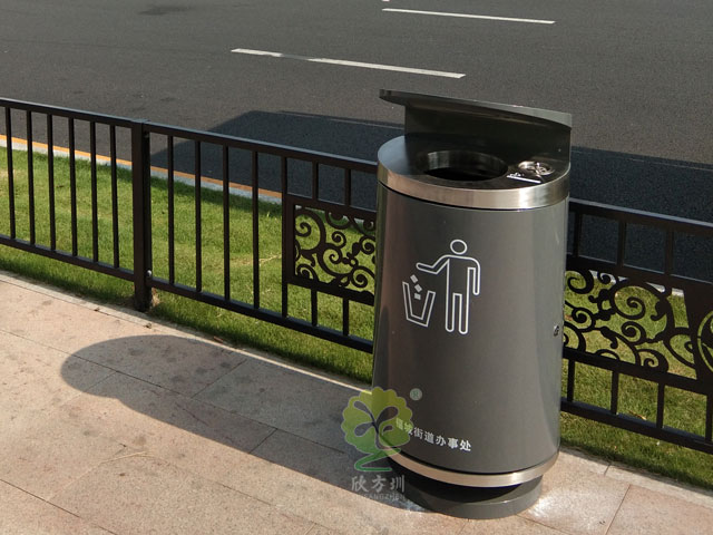 市政道路其他欧洲杯押注app公交站其他垃圾收集容器道路摆放实景图